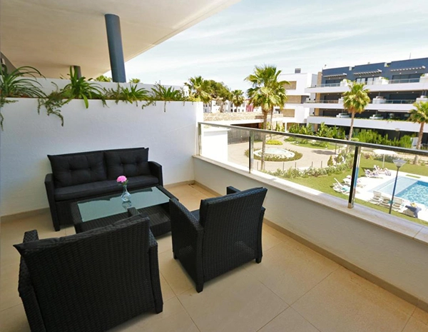 2 dormitorios con balcón